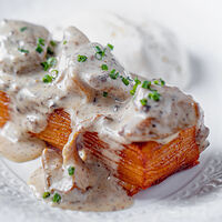 Картофельный гратен с белыми грибами и пармезаном