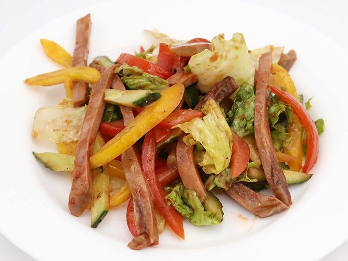 Салат с говяжьим языком и свежими овощами