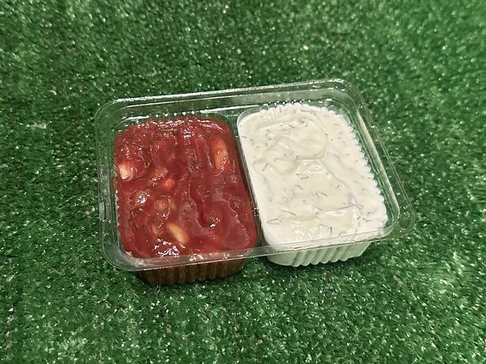 Два фирменных соуса в удобной упаковке: белый и красный