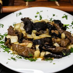 Говядина с грибами и овощами