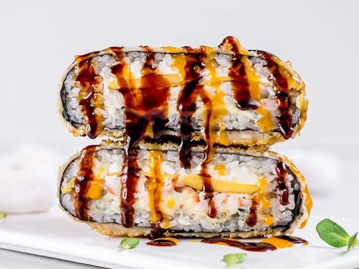 Суши-бургер с креветками и голубым сыром