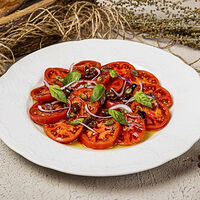 Карпаччо из узбекских томатов с луком и аджарскими маслинами