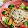 Фото к позиции меню Куриная грудка в соусе из белых грибов с жареным картофелем и овощами