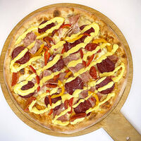 Пицца с ветчиной и пепперони под сырным соусом M