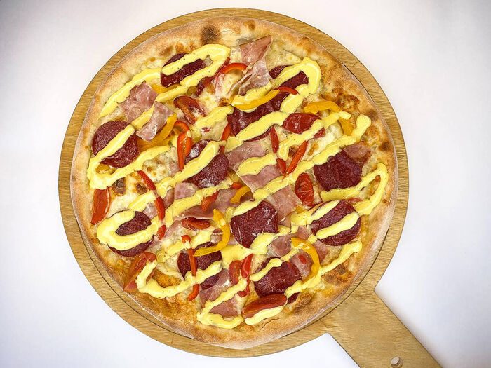 Пицца с ветчиной и пепперони под сырным соусом M