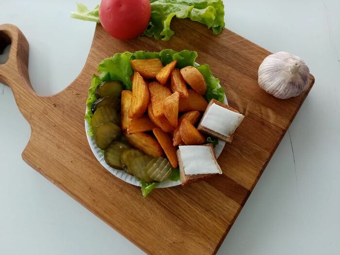 Картофель по-деревенски с салом и маринованным огурчиком