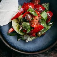 Овощной салат с оливками, каперсами и сырным муссом