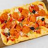 Фото к позиции меню Римская пицца пепперони с беконом и маслинами