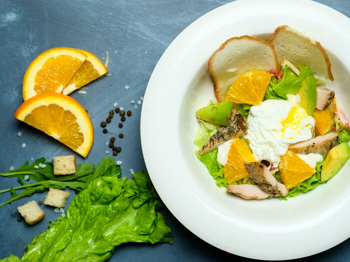 Салат с яйцом пашот, курицей и апельсином