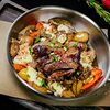 Фото к позиции меню Сковорода с говядиной, картофелем и овощами
