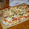 Фото к позиции меню Пицца римская Курица и грибы