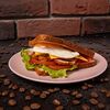 Фото к позиции меню Сэндвич с карбонадом и яйцом