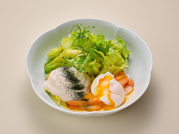 Салат с копченой форелью, соусом из ряженки и яйцом пашот