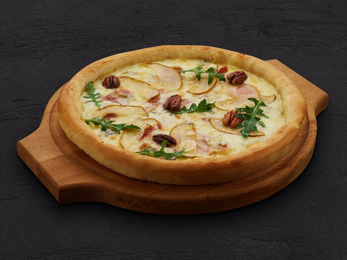 Пицца с грушей и беконом на белом тесте 28 см