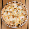 Фото к позиции меню Пицца Четыре сыра с белыми грибами и трюфельным маслом