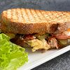 Фото к позиции меню Фирменный сэндвич Amici с индейкой и говядиной под соусом BBQ