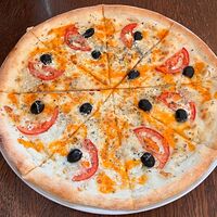 Пицца сырная с томатами