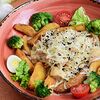 Фото к позиции меню Куриная грудка в соусе из белых грибов с жареным картофелем и овощами