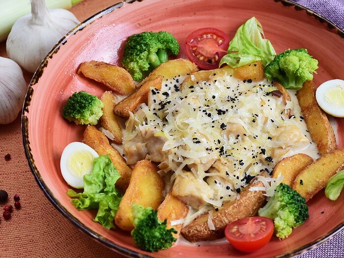 Куриная грудка в соусе из белых грибов с жареным картофелем и овощами