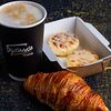 Фото к позиции меню Комбо-завтрак Капучино с сырниками и круассаном на сливочном масле