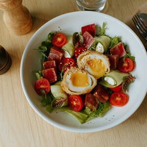 Салат с жареным тунцом, яйцом-фри и свежими овощами