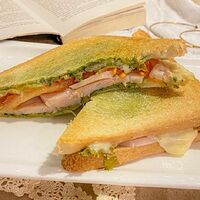Сэндвич с ветчиной на хлебе