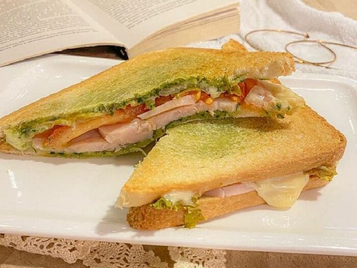 Сэндвич с ветчиной на хлебе