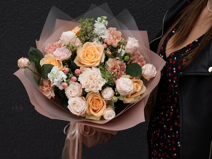 Букет цветов из кустовых роз, диантусов и зелени Любимый десерт