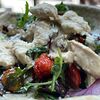 Фото к позиции меню Теплый салат с сырным цыпленком и грибами