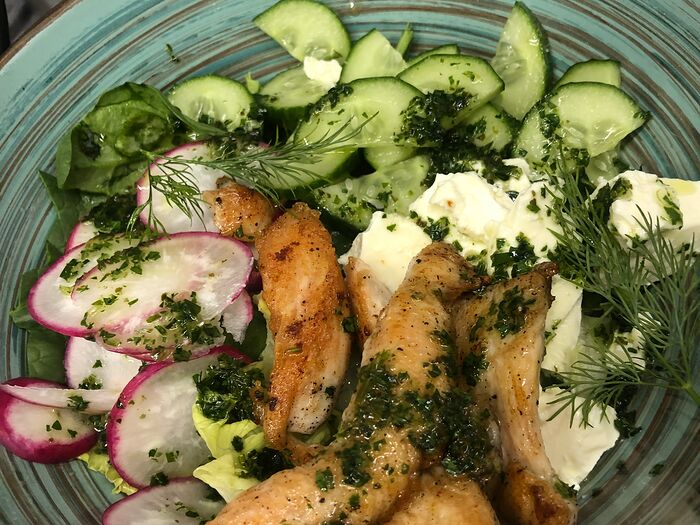 Салат с куриной грудкой и шпинатом