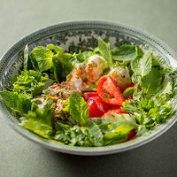Салат из жареных баклажанов со страчателлой и томатами