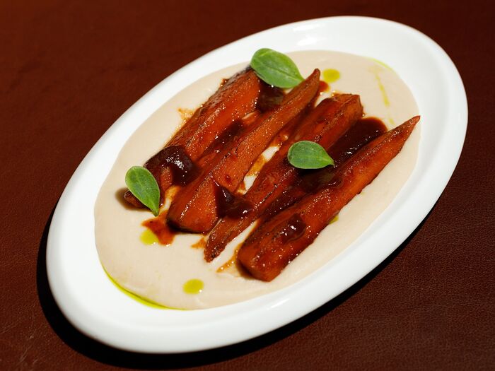 Морковь барбекю с пюре из белой фасоли
