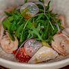 Фото к позиции меню Тёплый салат с морепродуктами, киноа, овощами и рукколой