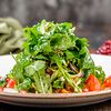 Фото к позиции меню Теплый салат с говядиной, рукколой и помидорами