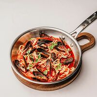 Спагетти с мидиями в томатном соусе с базиликом