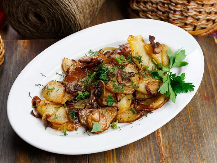 Картофель, жаренный с луком и грибами