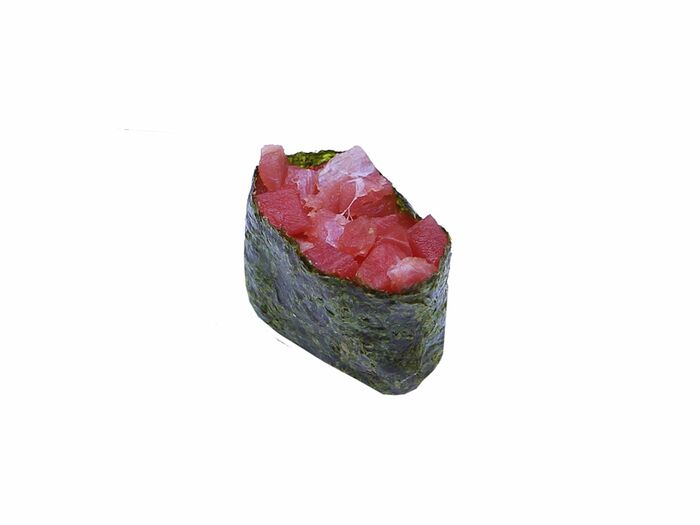 Суши-гункан с тунцом и соусом спайс