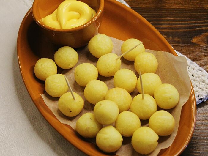 Картофельные шарики с сырным соусом