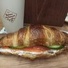 Фото к позиции меню Сендвич-круассан с красной рыбой и творожным сыром