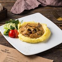 Бефстроганов из курицы с картофельным пюре