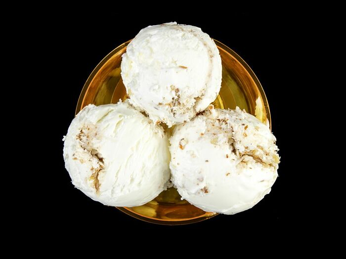 Мороженое с кокосовым кремом и миндалем