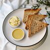 Фото к позиции меню Зерновой хлеб с маслом и медом