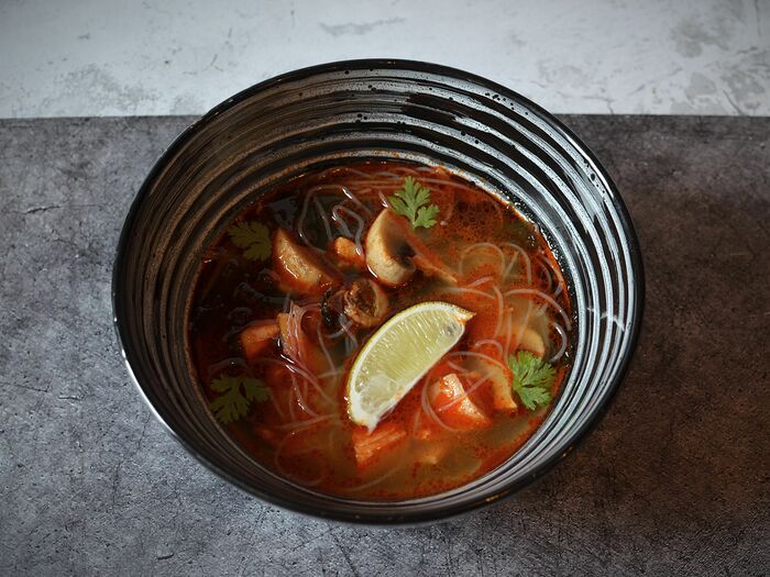 Тайский суп с лососем и тигровой креветкой