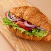 Фото к позиции меню Круассан-сэндвич с форелью