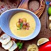 Фото к позиции меню Сырный крем-суп с беконом и картофельными шариками