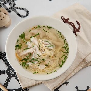 Бульон куриный с яйцом, пирожком с рисом и зеленым луком