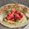 Фото к позиции меню Тартар из тунца с гуакамоле и вялеными томатами