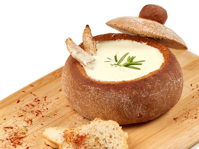 Сырный крем-суп в хлебной тарелке