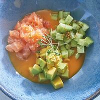 Тартар из лосося с огурцом, авокадо и острым манго-соусом