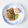 Фото к позиции меню Филе тунца с рисовой лапшой, овощами и кунжутным соусом